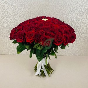 Букет 100 красных и 1 белая роза Единственной