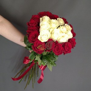 Букет из 25 белых роз в обрамлении красных